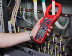 Unit UT221 Ac / Dc 2000a Pensampermetre